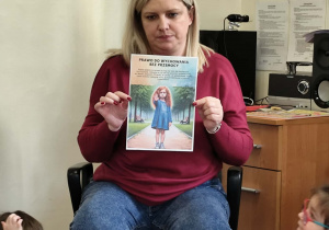 Nauczyciel demonstruje ilustrację.