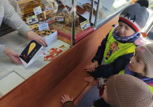 Dzieci rozdają materiały informacyjne.