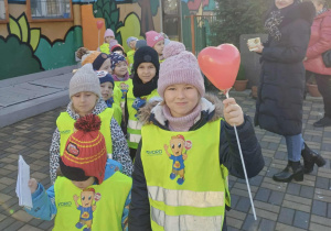 Grupa dzieci wyrusza na heppening.