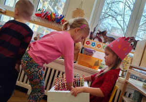 dziewci składające życzenia