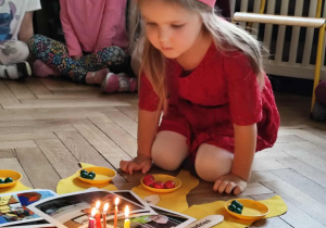 dziewczynka która zdmuchuje świeczki