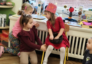 dziewczynki oglądające zdjęcia