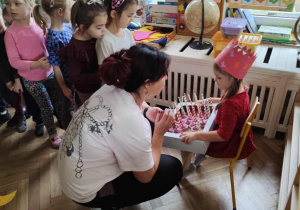 nauczyciel składa życzenia dziewczynce