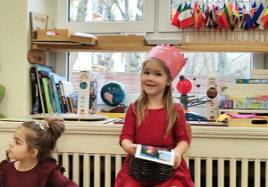 dziewczynka opowiada o swoich wspomnieniach