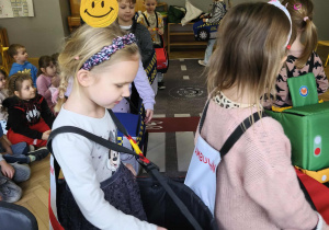 Na zdjęciu widzimy dzieci w autach, którzy "jadą" po drodze.