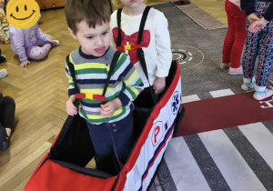 Na zdjęciu widzimy chłopca i dziewczynkę, którzy idą po drodze.