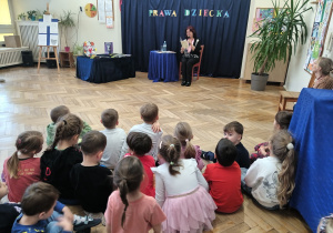 Dzieci podczas spotkania z autorką wierszy o prawach dziecka i nie tylko