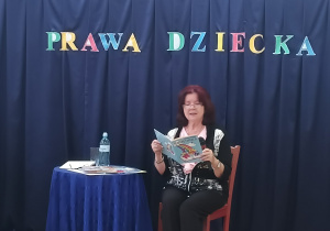 Na zdjęciu poetka Urszula Kowalska podczas czytania wierszy