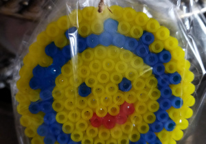 Zrobiony z koralików Order Uśmiechu przekazany przez dzieci dla Pani Uli