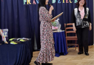 Wręczenie przez Panią Dyrektor podziękowań dla Pani Urszuli Kowalskiej