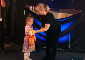 dziewczynka poznaje rodzaje pacynek