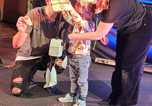 dzieci przechodzące przez bramę wdzięczności