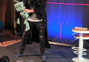 Brat Jadzi, który prezentuje robota, który będzie kierował statkiem