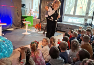 aktorzy proponują dzieciom podróż statkiem