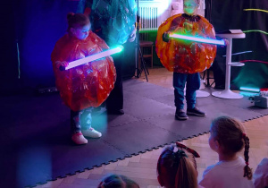 dzieci współtworzą element podróży na planetę