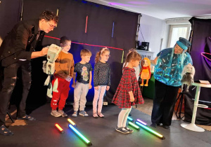 dzieci przechodzące przez bramę wdzięczności