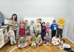 Na zdjęciu widzimy grupkę dzieci i mamę Kubusia.