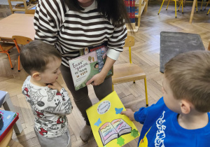 Na zdjęciu widzimy chłopca, który wręcza mamie Kuby powiędzokwanie za dzisiejsze czytanie.