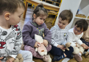 Na zdjęciu widzimy kilkoro dzieci, które trzymają w rękach swoje ulubione misie. Dzieci o nich opowiadały i nazywały swoje misie.
