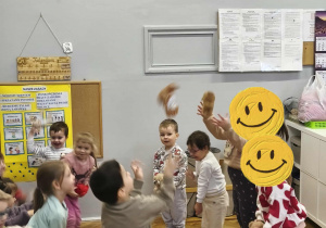 Na zdjęciu widzimy dzieci, które uczestniczą w zabawie "Podrzuć i złap misia".