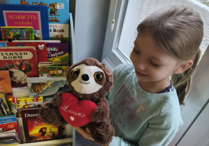 Na zdjęciu widzimy dziewczynkę, która znalazła misia - uczestniczyła w zabawie "Ciepło - zimno".