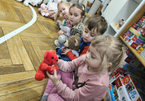 Na zdjęciu widzimy kilkoro dzieci, które trzymają w rękach swoje ulubione misie. Dzieci o nich opowiadały i nazywały swoje misie.