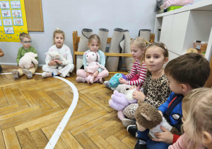 Na zdjęciu widzimy kilkoro dzieci, które trzymają w rękach swoje ulubione misie. Dzieci o nich opowiadały i nazywały swoje misie.