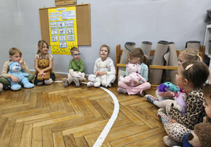 Na zdjęciu widzimy kilkoro dzieci, które trzymają w rękach swoje ulubione misie. Dzieci o nich opowiadały i nazywały swoje misie.