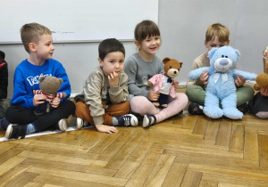 Na zdjęciu widzimy kilkoro dzieci, które trzymają w rękach swoje ulubione misie. Dzieci o nich opowiadały i nazywały swoje misie.