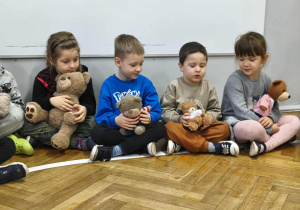 Na zdjęciu widzimy kilkoro dzieci, które trzymają w rękach swoje ulubione misie. Dzieci o nich opowiadały i nazywały swoje misie.