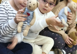 Na zdjęciu widzimy kilkoro dzieci, które trzymają w rękach swoje ulubione misie. Dzieci o nich opowiadały i nazywały swoje misie.