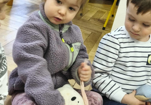 Na zdjęciu widzimy kilkoro dzieci, które trzymają w rękach swoje ulubione misie. Dzieci o nich opowiadały i nazywały swoje misie.