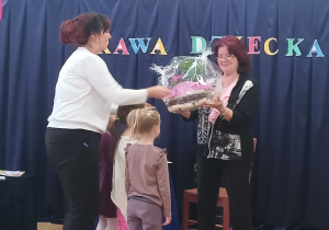 Dzieci wręczają upominek pani poetce.