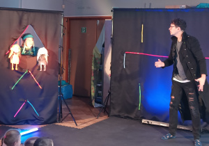 Aktorzy stoją na scenie.