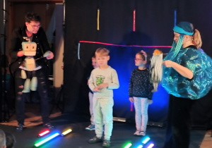 Aktorzy zapraszają dzieci do wspólnego występu.