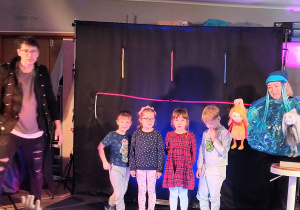 Aktorzy zapraszają dzieci do wspólnego występu.