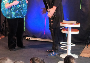 Aktorzy stoją na scenie.