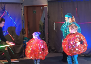 Aktorzy zapraszają dzieci do wspólnego występu.