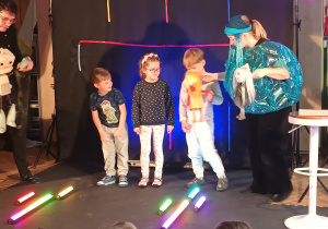 Aktorzy zapraszają dzieci do wspólnego występu.