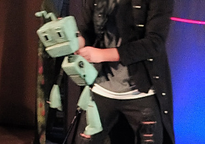 Aktor tańczy z lalką - Robotem.