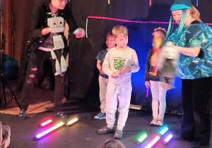 Aktorzy zapraszają dzieci do wspólnego występu.