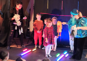 Aktorzy zapraszają dzieci do wspólnego występu.