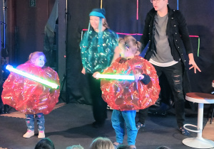 Aktorzy zapraszają dzieci do wspólnego występu.