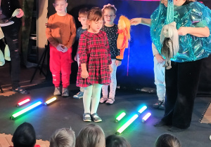 Aktorzy zapraszają dzieci do wspólnego występu.