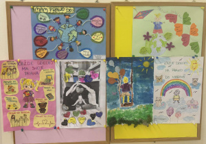 Zdjęcie przedstawia prace dzieci i rodziców, powieszone na tablicy.