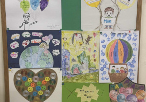 Zdjęcie przedstawia prace dzieci i rodziców, powieszone na tablicy.