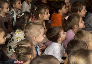 Zdjęcie przedstawia uśmiechnięte dzieci siedzące na widowni.