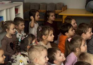 Zdjęcie przedstawia uśmiechnięte dzieci siedzące na widowni.