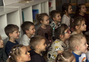 Zdjęcie przedstawia uśmiechnięte dzieci siedzące na widowni.