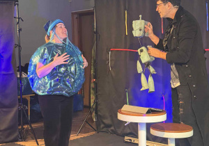 Zdjęcie przedstawia aktorów podczas występu.